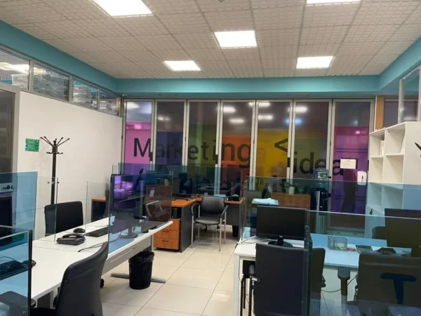 Tirane, jepet me qera zyre Kati 0, 222 m² 4.000 € (rruga Janos Hunyadi,)