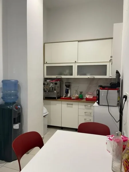 Tirane, jepet me qera zyre Kati 0, 222 m² 4.000 € (rruga Janos Hunyadi,)