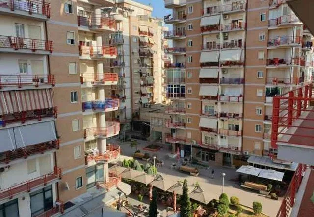 Tirane, jepet me qera ambjent biznesi Kati 0, 48 m² 1.000 € (Don Bosko)