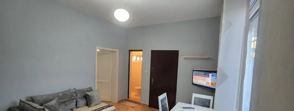 Tirane, jepet me qera Vile 1+1+Ballkon Kati 1, 75 m² 400 € (siri kodra)