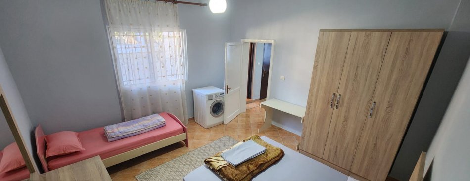 Tirane, jepet me qera Vile 1+1+Ballkon Kati 1, 75 m² 400 € (siri kodra)