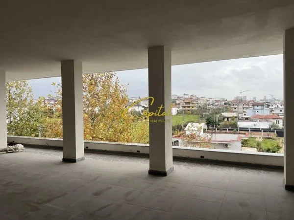 Tirane, jepet me qera ambjent biznesi Kati 2, 300 m² 800 € (PASKUQAN)