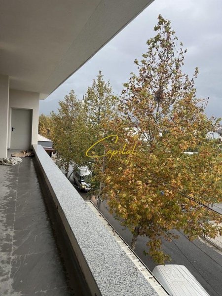 Tirane, jepet me qera ambjent biznesi Kati 2, 300 m² 800 € (PASKUQAN)