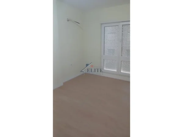 Tirane, jepet me qera zyre Kati 3, 78 m² 620 € (Hoxha Tahsim)