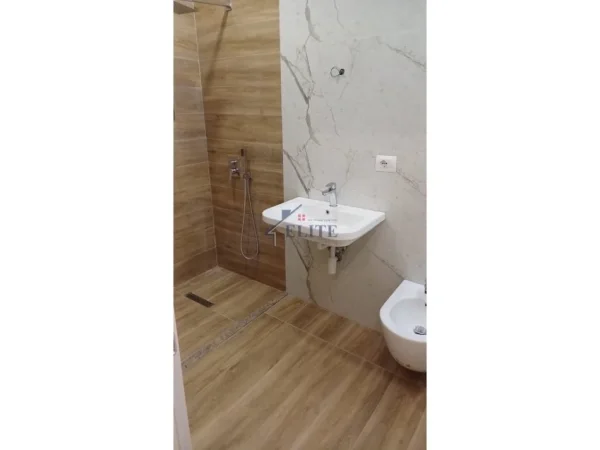 Tirane, jepet me qera zyre Kati 3, 78 m² 620 € (Hoxha Tahsim)