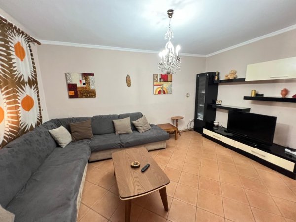 Tirane, jepet me qera apartament 1+1+Ballkon Kati 5, 56 m² 350 € (Rruga Sadik Petrela, Prane Ish Venu)