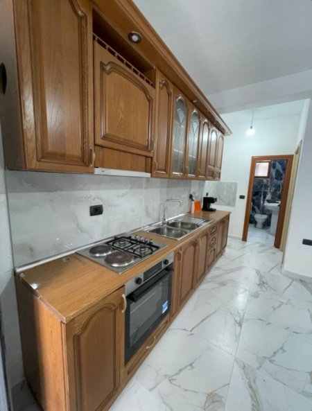 Tirane, jepet me qera shtepi 1+1 Kati 1, (Çelo Ibraj)