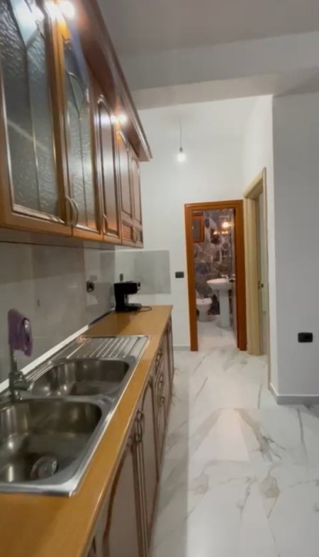Tirane, jepet me qera shtepi 1+1 Kati 1, (Çelo Ibraj)
