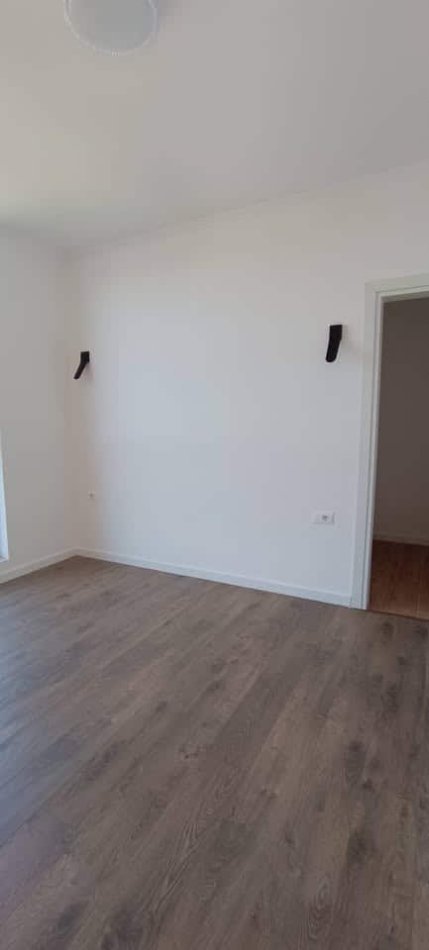 Tirane, jepet me qera Vile 3 Katshe Kati 1, 540 m² 3.000 € (rruga 3 Vellezerit Kondi)