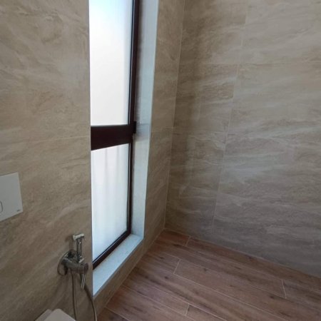 Tirane, jepet me qera Vile 3 Katshe Kati 1, 540 m² 3.000 € (rruga 3 Vellezerit Kondi)