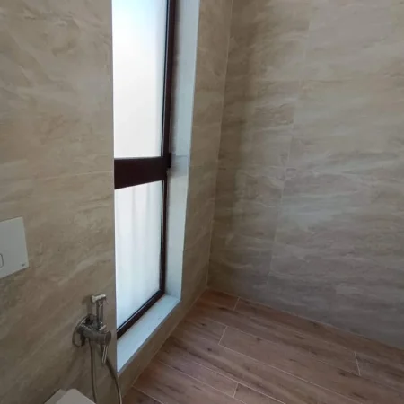 Tirane, jepet me qera Vile 3 Katshe Kati 1, 540 m² 3.000 € (rruga 3 Vellezerit Kondi)