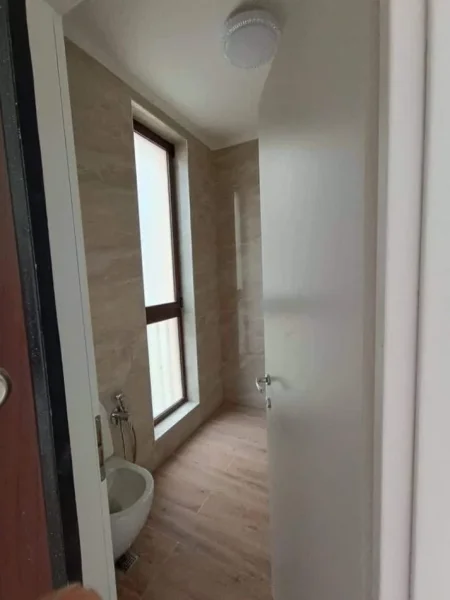 Tirane, jepet me qera Vile 3 Katshe Kati 1, 540 m² 3.000 € (rruga 3 Vellezerit Kondi)