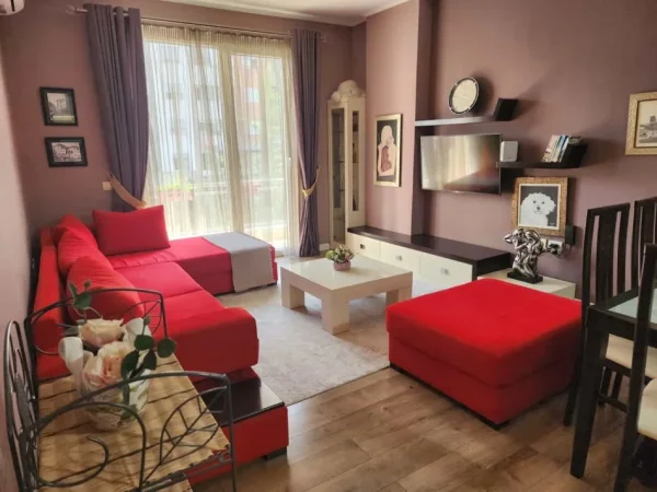 Tirane, jepet me qera apartament 2+1+Ballkon Kati 2, 100 m² 600 € (astir)