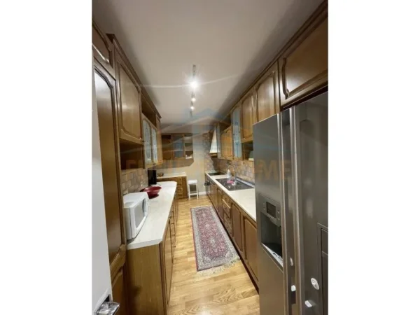 Tirane, shitet apartament 3+1+Ballkon Kati 6, 150 m² 400.000 € (Shallvaret)