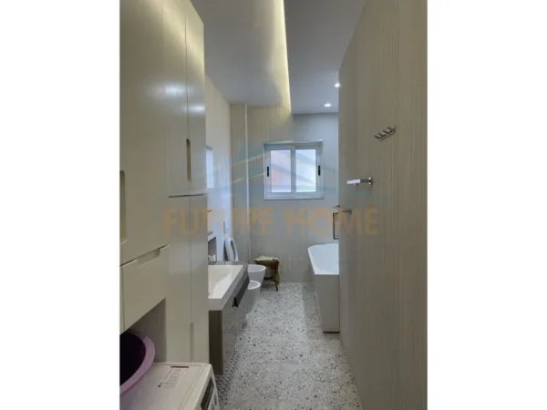 Tirane, shitet apartament 3+1+Ballkon Kati 6, 150 m² 400.000 € (Shallvaret)