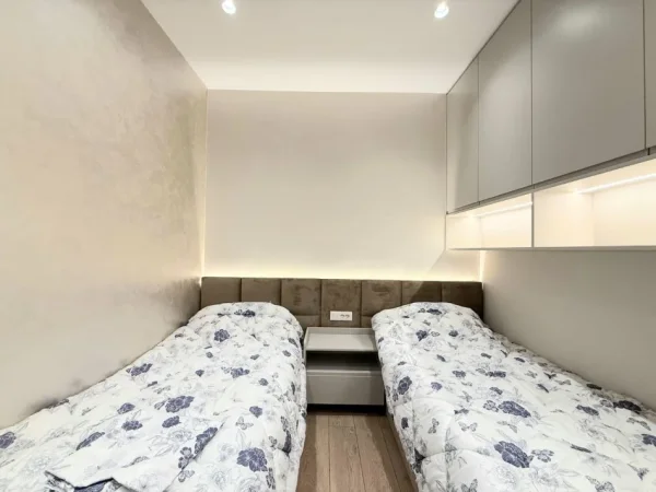 Tirane, jepet me qera apartament 2+1+Aneks+Ballkon Kati 1, 90 m² 800 € (Liqeni i Thate)