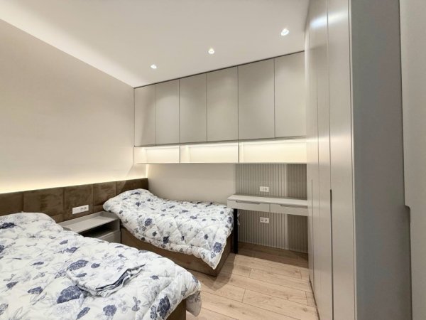 Tirane, jepet me qera apartament 2+1+Aneks+Ballkon Kati 1, 90 m² 800 € (Liqeni i Thate)