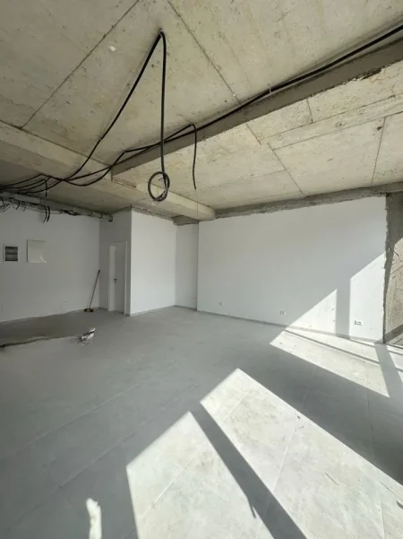 Tirane, jepet me qera ambjent biznesi Kati 1, 74 m² 1.100 € (Lake View)