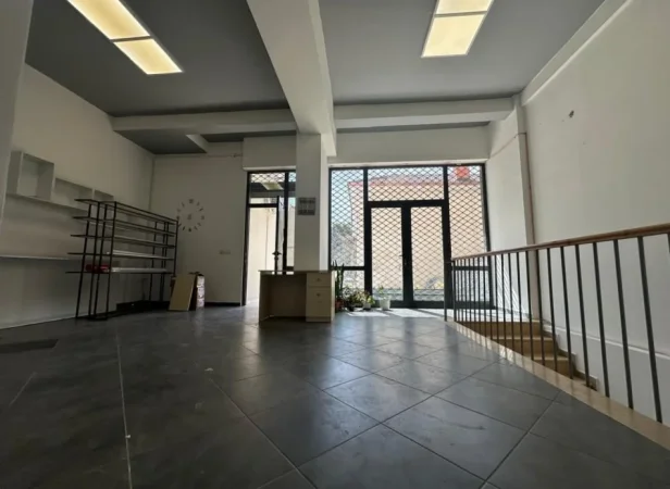 Tirane, shitet ambjent biznesi Kati 0, 386 m² 350.000 € (Shkolla e Kuqe, Tirane)