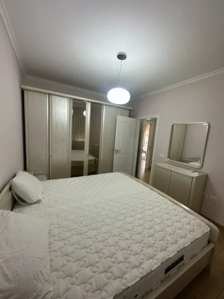 Tirane, jepet me qera apartament 2+1+Aneks+Ballkon Kati 2, 122 m² 900 € (Prane Pavarottit)