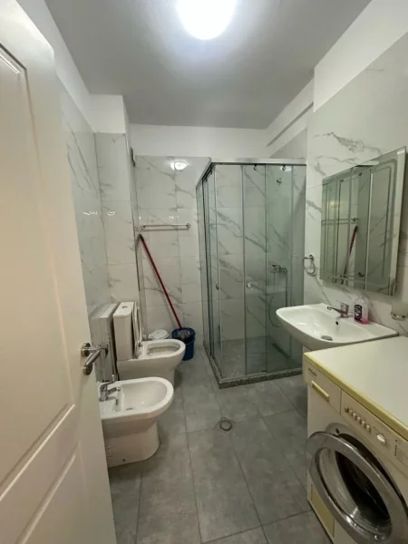Tirane, jepet me qera apartament 2+1+Aneks+Ballkon Kati 2, 122 m² 900 € (Prane Pavarottit)