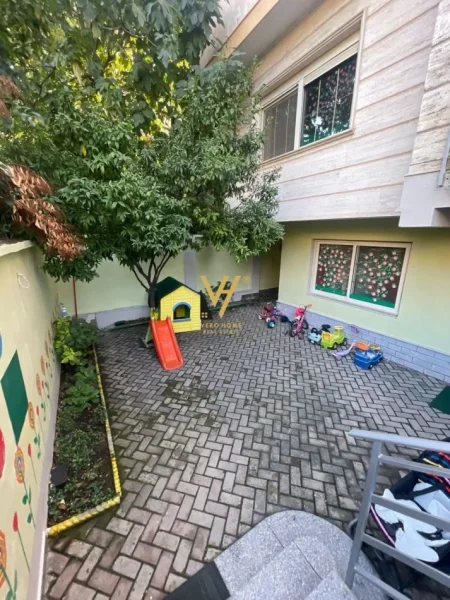 Tirane, jepet me qera Vile 5 Katshe Kati 0, 400 m² 2.500 € (BRRYLI)