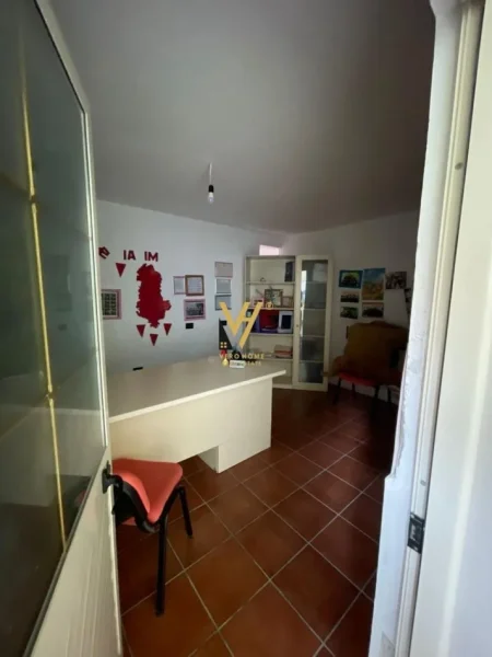 Tirane, jepet me qera Vile 5 Katshe Kati 0, 400 m² 2.500 € (BRRYLI)