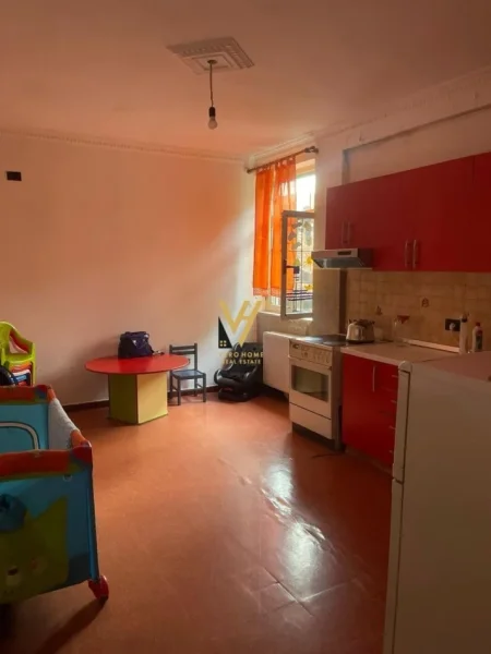 Tirane, jepet me qera Vile 5 Katshe Kati 0, 400 m² 2.500 € (BRRYLI)