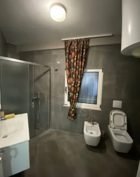 Tirane, jepet me qera apartament 2+1+Ballkon Kati 5, 88 m² 650 € (Vasil Shanto)