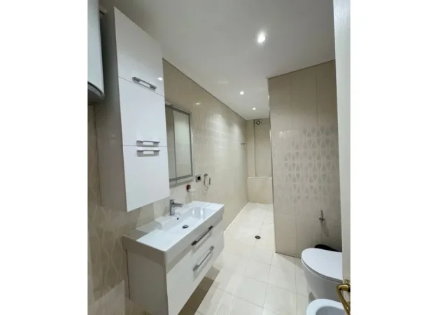 Tirane, jepet me qera ambjent biznesi Kati 5, 120 m² 1.800 € (Ambasador 1)