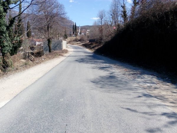 Shitet Toke, në Ibën e Poshtme, 500m nga aksi rrugës nacionale Tiranë-Elbasan, 17-km nga Tirana, Sipërfaqe 4'700m², Çmimi 85€/m2, nga Resort Teater Kame, 1.5-km dhe nga Shtegu i Shpellës së Pëllumbasit / Gryka Skorantës 5-km. Tiranë