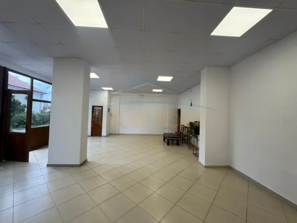 Tirane, jepet me qera ambjent biznesi Kati 0, 80 m² 1.000 € (Don Bosko)
