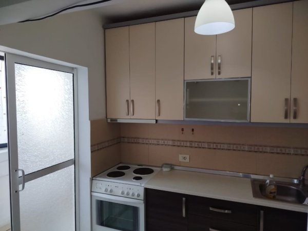 Tirane, jepet me qera apartament 1+1 Kati 3, 400 € (Tek Shkolla 1 Maj)