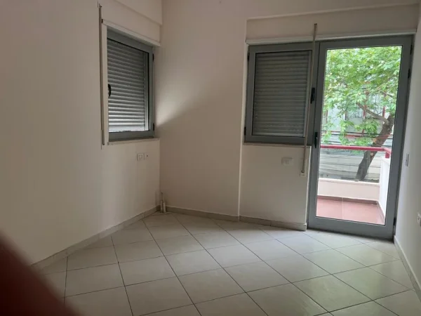 Tirane, jepet me qera apartament 1+1 Kati 1, 60 m² 400 € (Tek Medreseja)