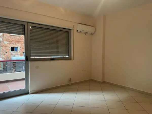 Tirane, jepet me qera apartament 1+1 Kati 1, 60 m² 400 € (Tek Medreseja)