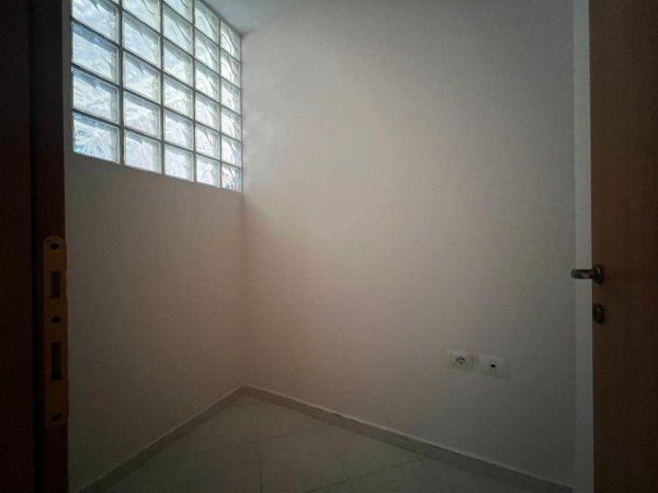 Tirane, jepet me qera apartament 1+1 Kati 1, 60 m² 400 € (Tek Medreseja)