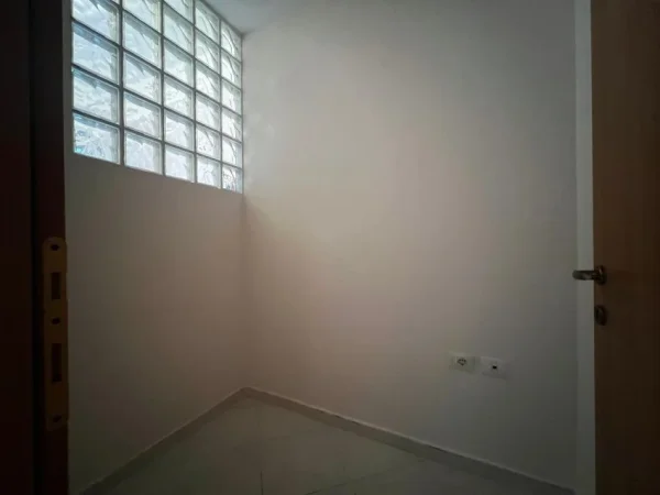 Tirane, jepet me qera apartament 1+1 Kati 1, 60 m² 400 € (Tek Medreseja)