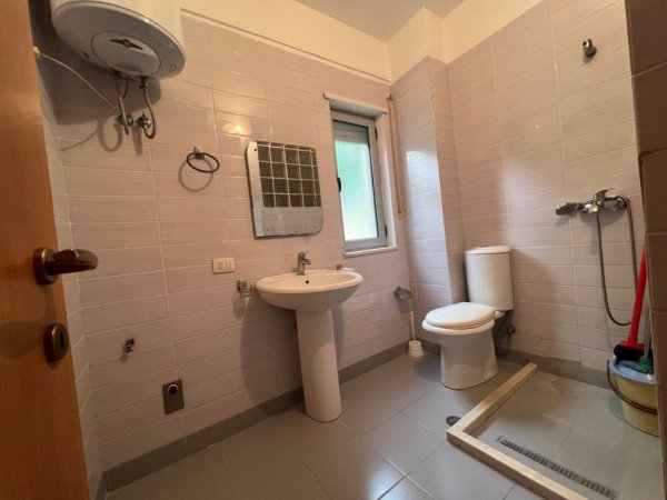 Tirane, jepet me qera apartament 1+1 Kati 1, 60 m² 400 € (Tek Medreseja)