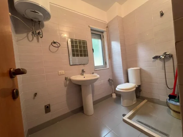 Tirane, jepet me qera apartament 1+1 Kati 1, 60 m² 400 € (Tek Medreseja)