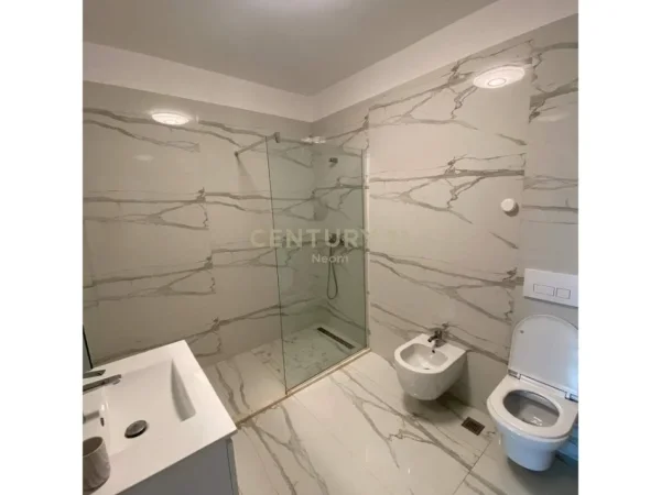Tirane, jepet me qera apartament 3+1+Aneks+Ballkon Kati 6, 129 m² 700 € (Neom114114)