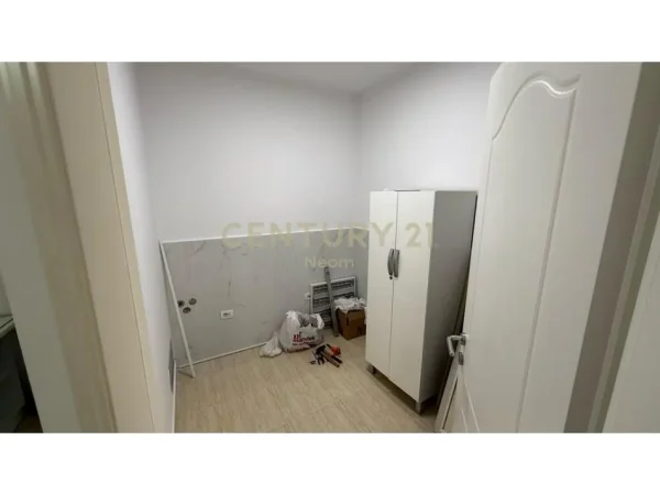 Tirane, jepet me qera zyre Kati 2, 65 m² 700 € (Neom115153)