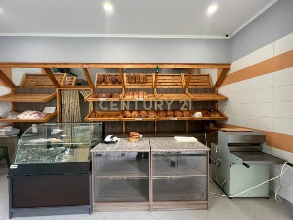 Tirane, shitet dyqan Kati 0, 48 m² 90.000 € (Neom115321)