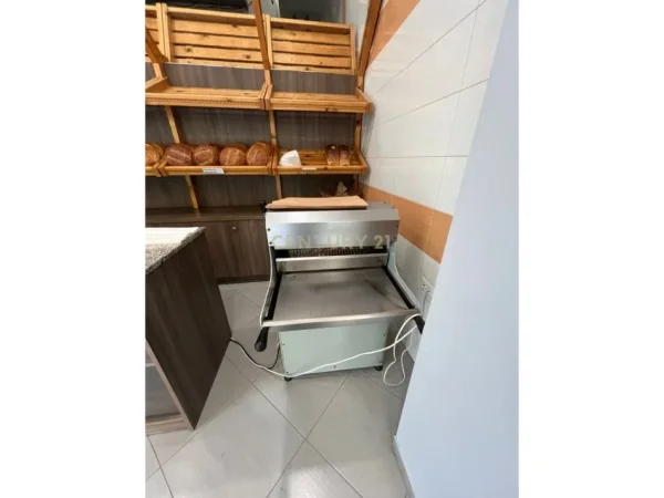 Tirane, shitet dyqan Kati 0, 48 m² 90.000 € (Neom115321)