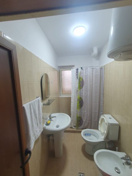 Tirane, jepet me qera apartament 2+1+Ballkon Kati 2, 70 m² 600 € (Rruga e Durresit)