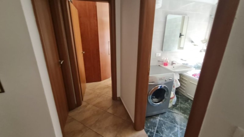 Tirane, jepet me qera apartament 1+1 Kati 2, 70 m² 700 € (Rruga e kavajes)