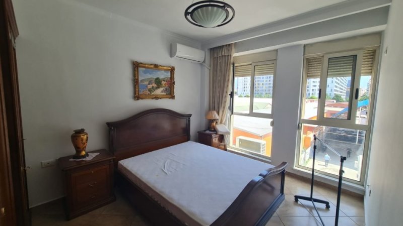 Tirane, jepet me qera apartament 1+1 Kati 2, 70 m² 700 € (Rruga e kavajes)