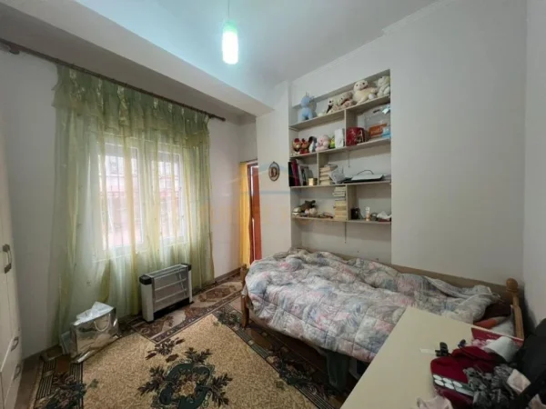 Tirane, shitet apartament 2+1+Ballkon , 84 m² 200.000 € (Blloku)