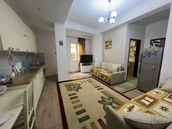Tirane, shitet apartament 2+1+Ballkon , 84 m² 200.000 € (Blloku)