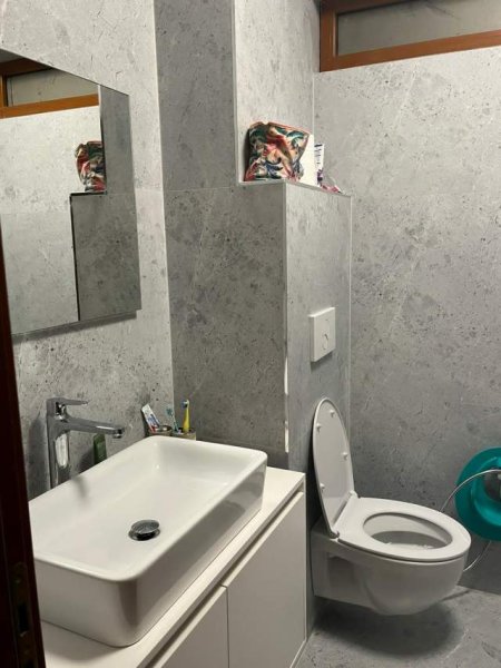 Tirane, jepet me qera apartament 2+1+BLK Kati 1, 102 m² 500 Euro (Komuna e parisit)