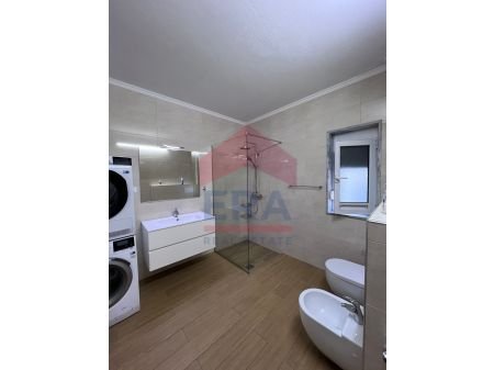 Tirane, jepet me qera apartament Kati 4, 136 m² 1.400 Euro (Bllok)